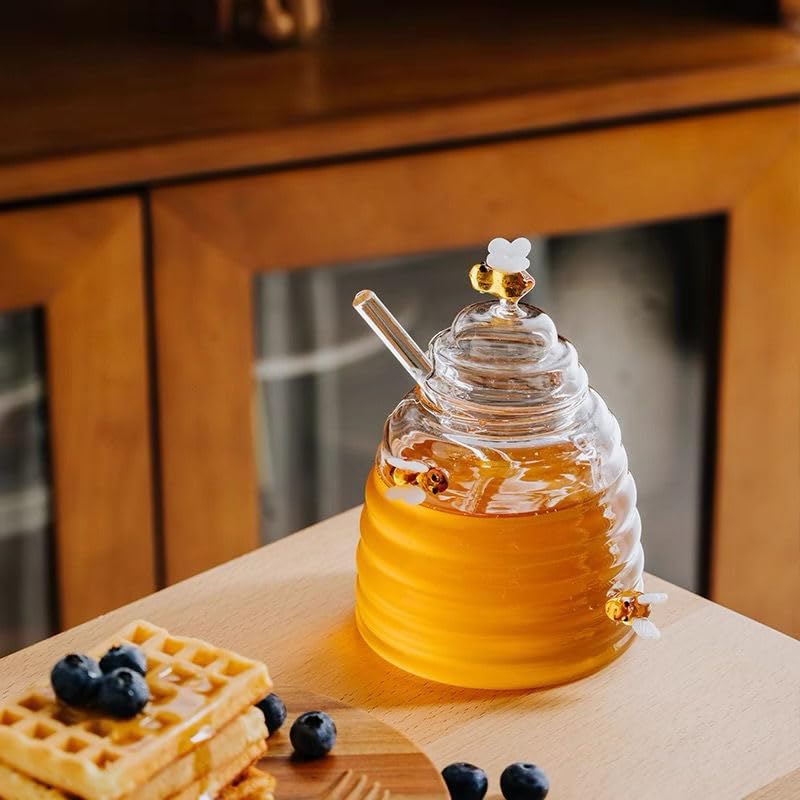 Glass Honey Jar with Dipper and Lid, 17.6oz Heat Resistant Honey Pot, Honey Diapenser Container for Storing Honey and Syrup, Home and Kitchen Organization, Gifts for Her Christmas, Coffee Bar Decor