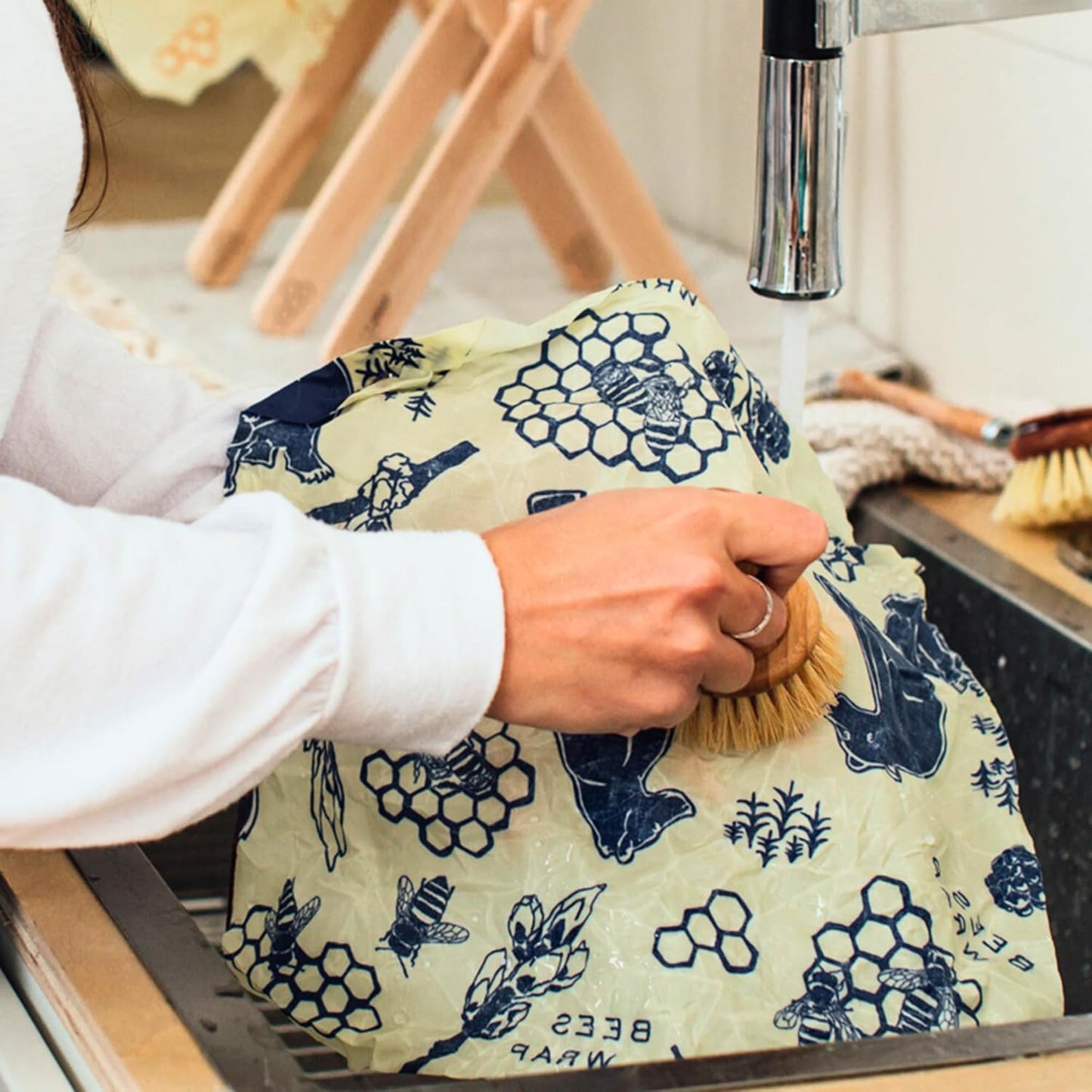 Bee's Wrap Beeswax Wraps for Food - Honeycomb & Bees + Bears Assorted 5 Pack (2L, 3M) Made in USA Reusable & Organic Food Wraps & Bowl Covers - Eco-Friendly Alternative to Aluminum Foil & Plastic Wrap