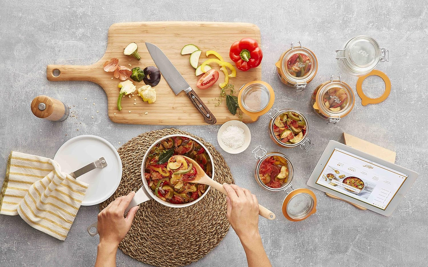 Le Parfait Super Jar, Canning Jars, 500mL French Glass Canning Jar w/Round Body, Glass Jars With Airtight Lid, Canning Jars Wide Mouth, Glass Jar w/Lid, Clear Jars, Clear Glass Jars (16oz/Pint, 4 pk)